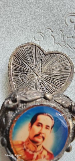 ตลับสีผึ้งล๊อคเก็ตรูป ร.๕ (ทำจากเงินยวง) รูปที่ 9