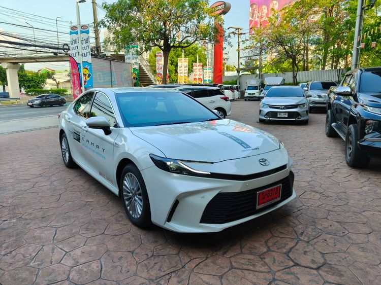 รถ Toyota Camry 2.5 Hybrid สี ขาว