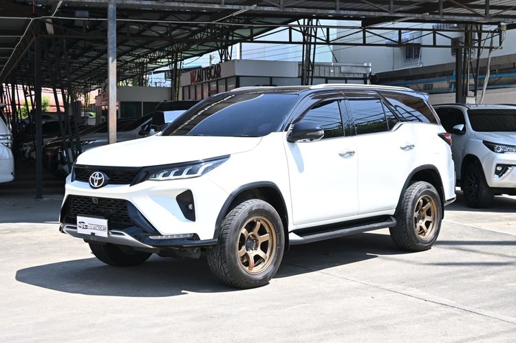 รถ Toyota Fortuner 2.4 Legender สี ขาว