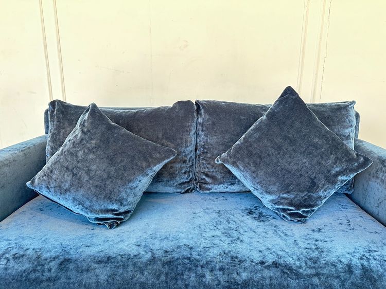 โซฟา 2-3 ที่นั่ง เบาะผ้ากำมะหยี่สีน้ำเงิน ขาสแตนเลส พร้อมหมอนอิงเข้าชุด  รูปที่ 7