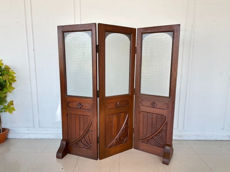 ฉากกั้นบานพับไม้สัก ติดกระจกแกะลาย