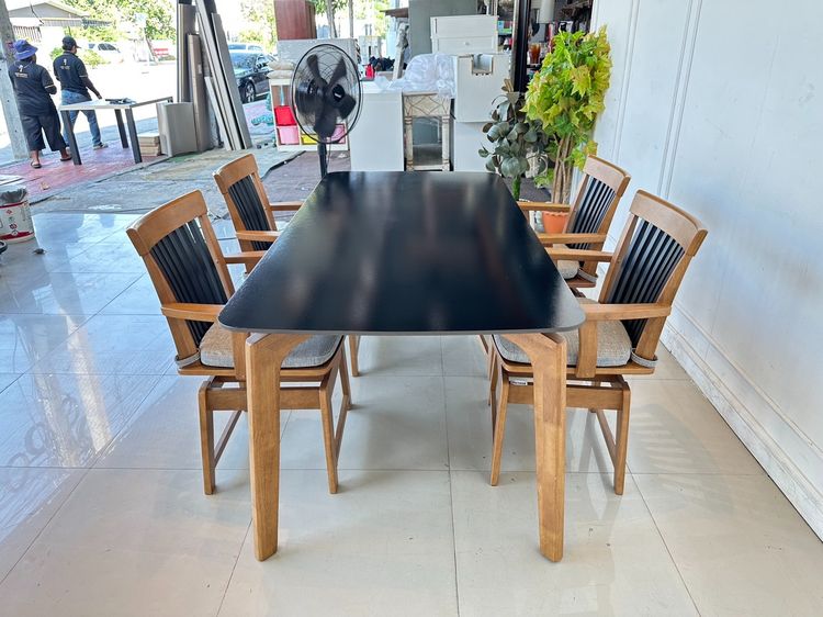 ชุดโต๊ะทานอาหาร ไม้สนประสาน 4 ที่นั่ง ท็อปหินสีดำ เก้าอี้ เบาะผ้าสีเทา เบาะหมุนได้ พิงหลังระแนงสีดำ รูปที่ 5