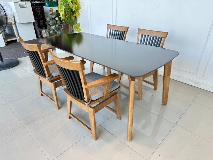 ชุดโต๊ะทานอาหาร ไม้สนประสาน 4 ที่นั่ง ท็อปหินสีดำ เก้าอี้ เบาะผ้าสีเทา เบาะหมุนได้ พิงหลังระแนงสีดำ รูปที่ 4