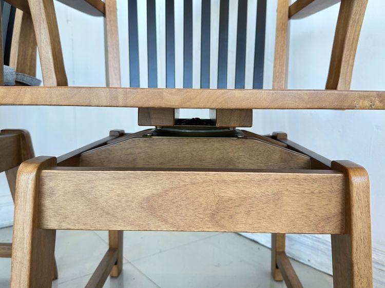 ชุดโต๊ะทานอาหาร ไม้สนประสาน 4 ที่นั่ง ท็อปหินสีดำ เก้าอี้ เบาะผ้าสีเทา เบาะหมุนได้ พิงหลังระแนงสีดำ รูปที่ 18