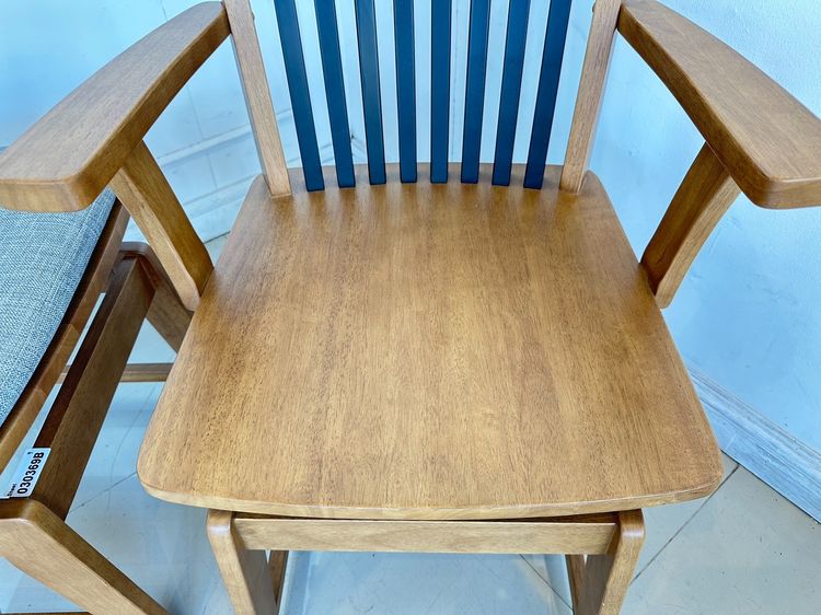 ชุดโต๊ะทานอาหาร ไม้สนประสาน 4 ที่นั่ง ท็อปหินสีดำ เก้าอี้ เบาะผ้าสีเทา เบาะหมุนได้ พิงหลังระแนงสีดำ รูปที่ 16