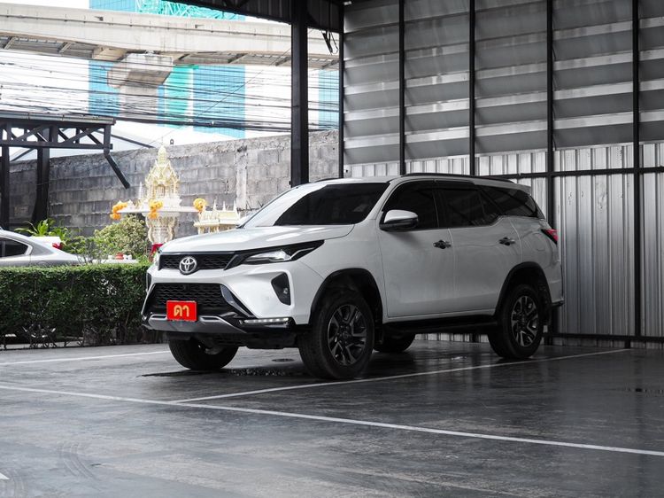 รถ Toyota Fortuner 2.4 Leader V สี ขาว