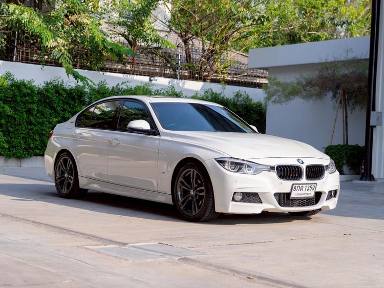 รถ BMW Series 3 330e สี ขาว