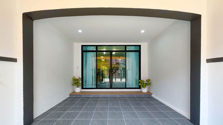 มีบางส่วน ขายทาวน์เฮ้าส์ 2 ชั้น ม.เคซี รามอินทรา 8 ถนนไทยรามัญ 16 ตรว. 2 ห้องนอน 2 ห้องน้ำ ใกล้ทางด่วนจตุโชติและแฟชั่นไอส์แลนด์ รูปที่ 2