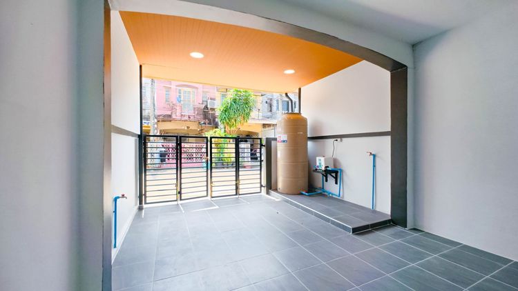 มีบางส่วน ขายทาวน์เฮ้าส์ 2 ชั้น ม.เคซี รามอินทรา 8 ถนนไทยรามัญ 16 ตรว. 2 ห้องนอน 2 ห้องน้ำ ใกล้ทางด่วนจตุโชติและแฟชั่นไอส์แลนด์ รูปที่ 3