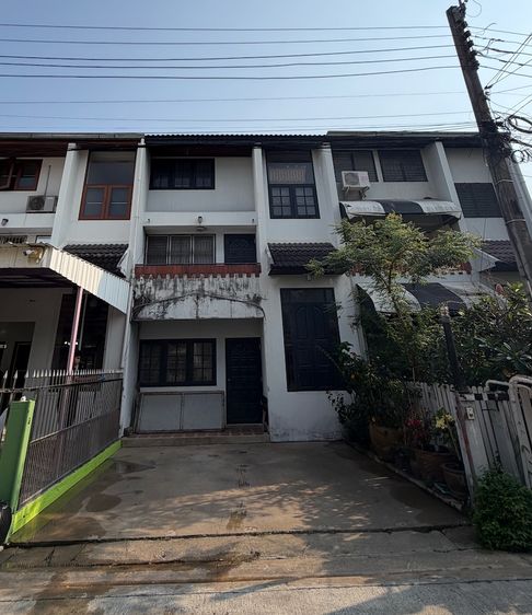 ขายด่วน ทาวน์เฮ้าส์ 3 ชั้น ใกล้ BTS เสนานิคม