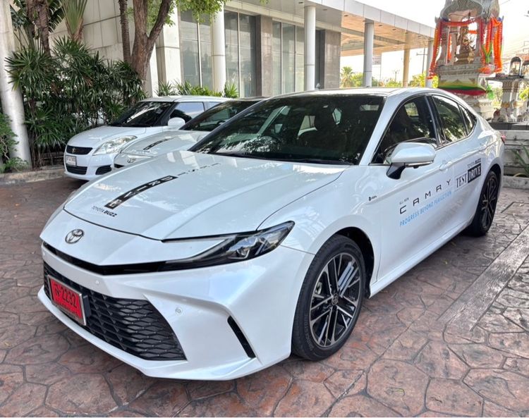 Toyota Camry 2025 2.5 HEV Premium Luxury Sedan ไฮบริด ไม่ติดแก๊ส เกียร์อัตโนมัติ ขาว รูปที่ 3