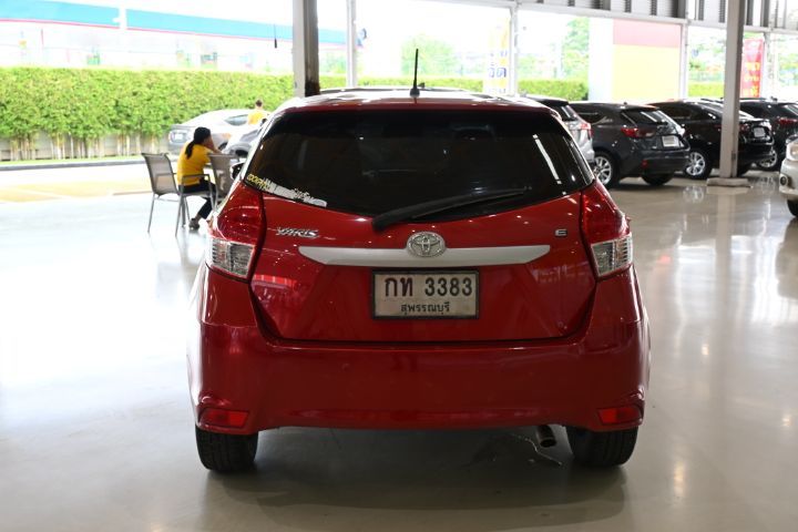 Toyota Yaris 2015 1.2 E Sedan เบนซิน ไม่ติดแก๊ส เกียร์อัตโนมัติ แดง รูปที่ 4