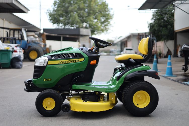 รถตัดหญ้านั่งขับมือสอง John Deere S240