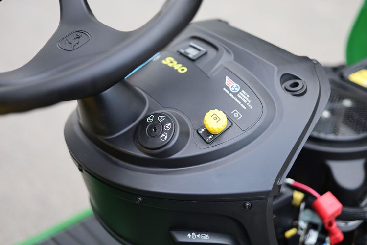 รถตัดหญ้านั่งขับมือสอง John Deere S240 รูปที่ 12