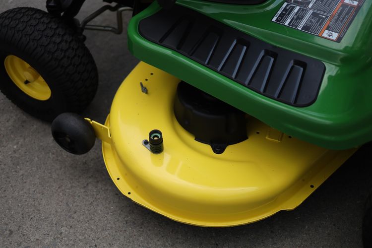 รถตัดหญ้านั่งขับมือสอง John Deere S240 รูปที่ 6