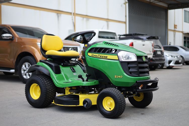 รถตัดหญ้านั่งขับมือสอง John Deere S240 รูปที่ 2