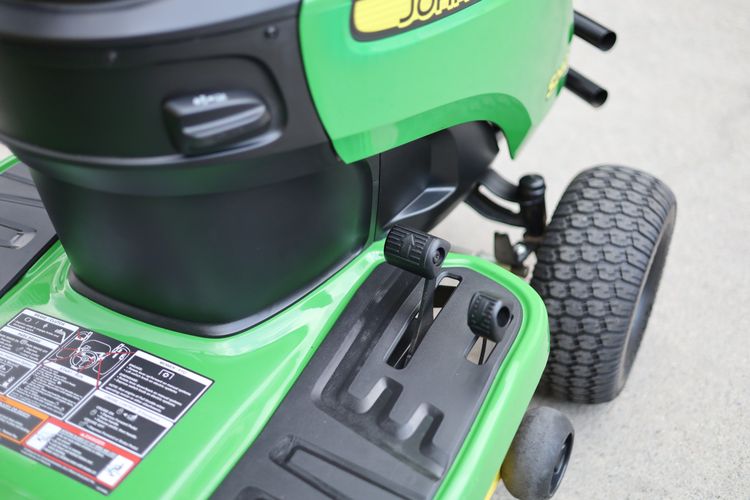 รถตัดหญ้านั่งขับมือสอง John Deere S240 รูปที่ 7