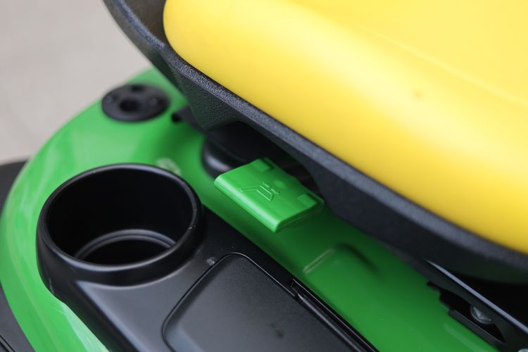 รถตัดหญ้านั่งขับมือสอง John Deere S240 รูปที่ 13