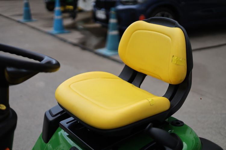 รถตัดหญ้านั่งขับมือสอง John Deere S240 รูปที่ 10