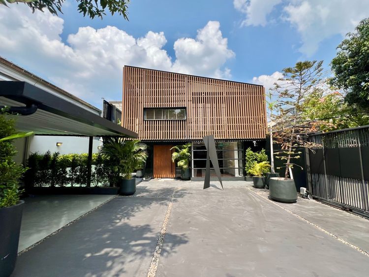 มีบางส่วน For Saleขายบ้านเดี่ยว 7 ห้องอเนกประสงค์ + Master Bedroom Modern Loft Pool Villa ใจกลางสุขุมวิท 77 (อ่อนนุช 17) รีโนเวทใหม่ พร้อมสระว่ายน้ำ 