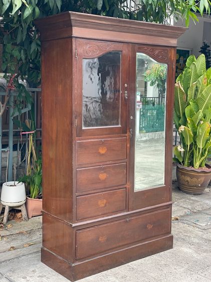 ตู้เสื้อผ้าไม้สักเก่าโบราณ