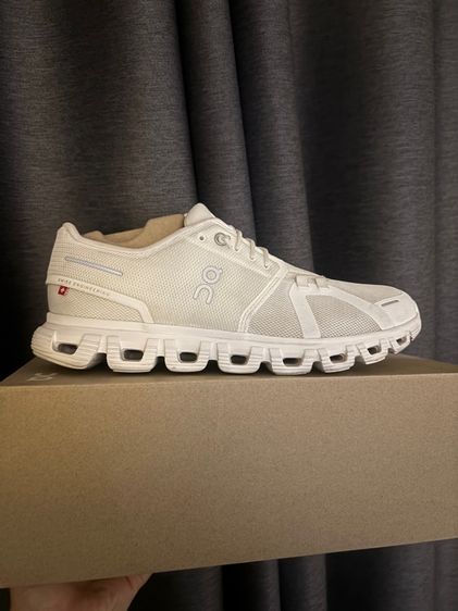 On cloud 6 white รูปที่ 4