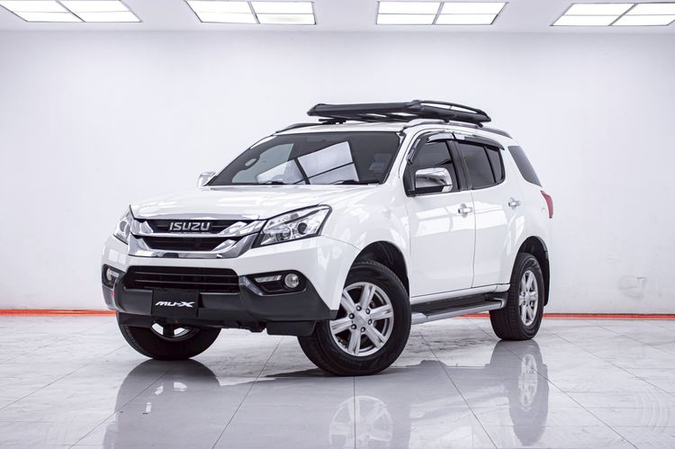 รถ Isuzu MU-X 3.0 สี ขาว