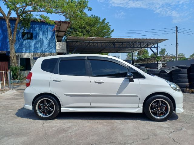 Honda Jazz 2005 1.5 E-V VTEC Cool Sedan เบนซิน ไม่ติดแก๊ส เกียร์อัตโนมัติ ขาว รูปที่ 4