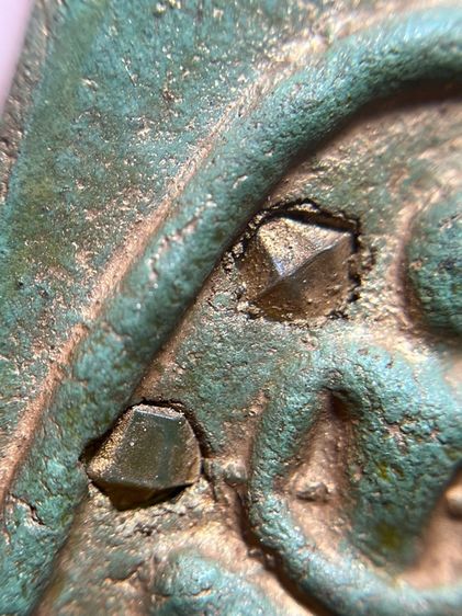 พระสมเด็จพิมพ์ใหญ่หลังอักษรจีนมงคลเนื้อสีเขียวก้านมะลิโรยเม็ดพระธาตุ รูปที่ 7