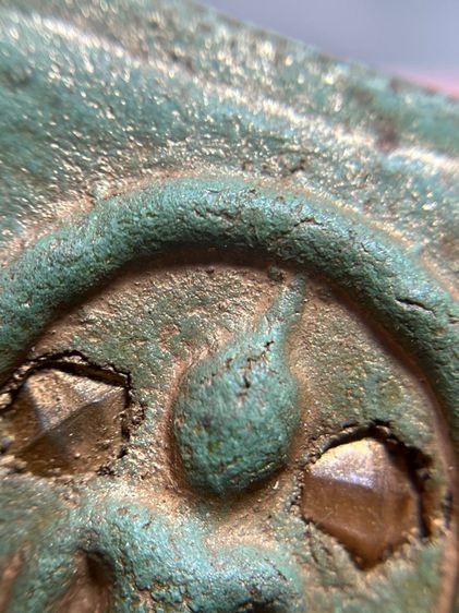 พระสมเด็จพิมพ์ใหญ่หลังอักษรจีนมงคลเนื้อสีเขียวก้านมะลิโรยเม็ดพระธาตุ รูปที่ 5