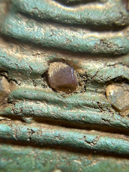 พระสมเด็จพิมพ์ใหญ่หลังอักษรจีนมงคลเนื้อสีเขียวก้านมะลิโรยเม็ดพระธาตุ รูปที่ 10