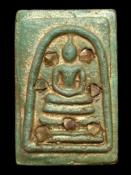 พระสมเด็จพิมพ์ใหญ่หลังอักษรจีนมงคลเนื้อสีเขียวก้านมะลิโรยเม็ดพระธาตุ