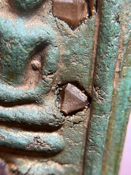 พระสมเด็จพิมพ์ใหญ่หลังอักษรจีนมงคลเนื้อสีเขียวก้านมะลิโรยเม็ดพระธาตุ รูปที่ 9