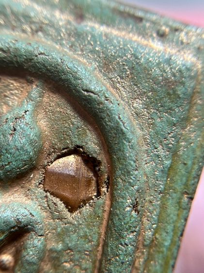 พระสมเด็จพิมพ์ใหญ่หลังอักษรจีนมงคลเนื้อสีเขียวก้านมะลิโรยเม็ดพระธาตุ รูปที่ 8