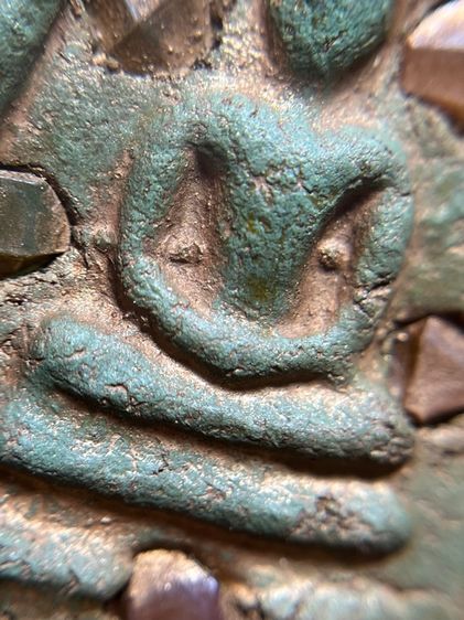 พระสมเด็จพิมพ์ใหญ่หลังอักษรจีนมงคลเนื้อสีเขียวก้านมะลิโรยเม็ดพระธาตุ รูปที่ 6