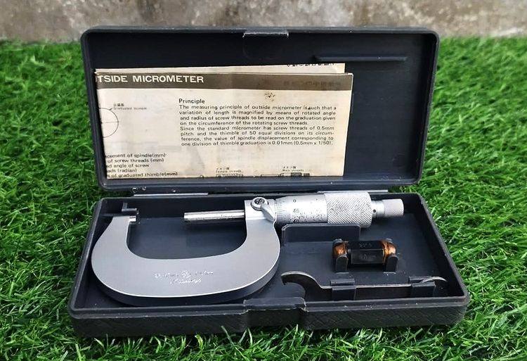 เครื่องมือวัดละเอียด ไมโครมิเตอร์วัดนอก Outside Micrometer ของแบรนด์ Mitutoyo ( 25-50mm  0.01mm ) มือสอง