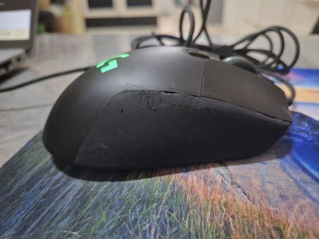 ขายเมาส์เกมมิ่ง Logitech 2 ตัว

Logitech G403 HEROใช้งานปกติ เซนเซอร์ดี คลิกปกติ ไฟ RGB ติดมีตำหนิ ยางด้านซ้ายลอก ตามรูป (ไม่มีผลต่อการใช้งาน)

 รูปที่ 2