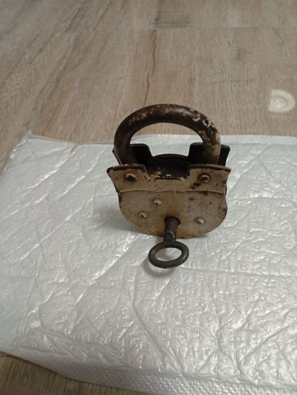 กุญแจเก่าโบราณพร้อมดอก