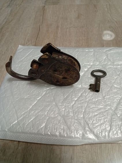 กุญแจเก่าโบราณพร้อมดอก รูปที่ 3