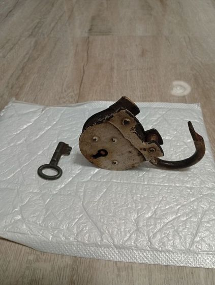 กุญแจเก่าโบราณพร้อมดอก รูปที่ 4