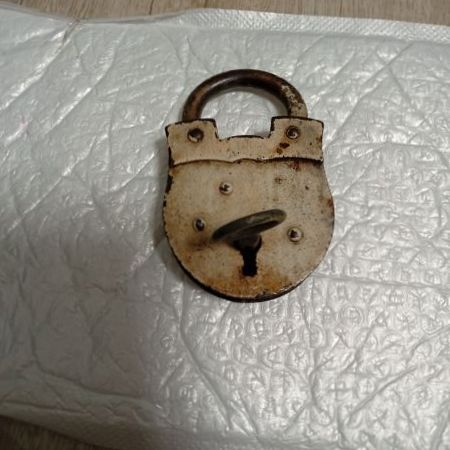 กุญแจเก่าโบราณพร้อมดอก รูปที่ 2