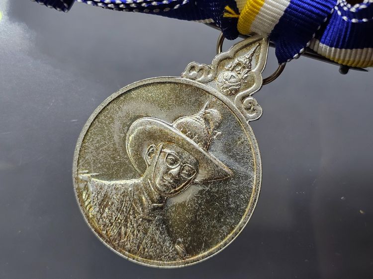 เหรียญที่ระลึกประดับแพรแถบ เนื้อเงิน เฉลิมพระชนมพรรษา 6 รอบ 72 พรรษา รัชกาลที่ 9 พ.ศ.2542 "แบบหญิง รูปที่ 6