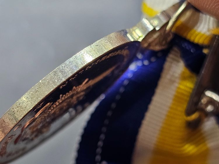 เหรียญที่ระลึกประดับแพรแถบ เนื้อเงิน เฉลิมพระชนมพรรษา 6 รอบ 72 พรรษา รัชกาลที่ 9 พ.ศ.2542 "แบบหญิง รูปที่ 8