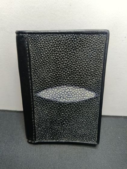 กระเป๋าใส่บัตรหนังปลากระเบนแท้ สีดำ ทรงพับ สวยหรูทนทาน รูปที่ 3
