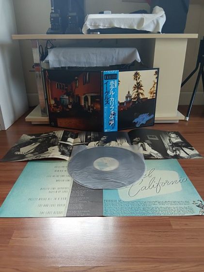 ขายแผ่นเสียงสะสม The Eagles - Hotel California ปก VG 2 บวก แผ่น VG 2 บวก ราคา 480 บาท ค่าส่ง 50 บาท โทร.ไลน์ 0811377711  รูปที่ 2