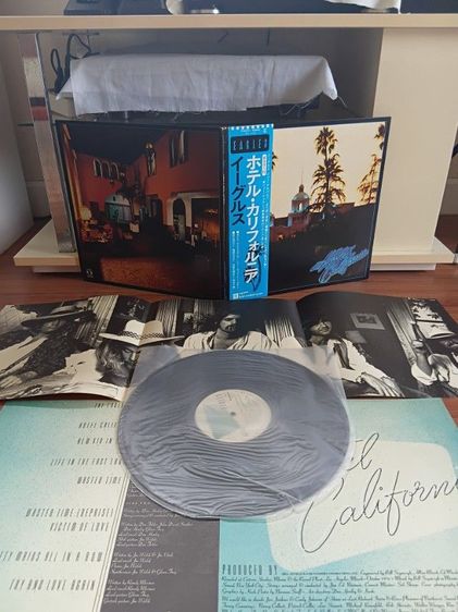 ขายแผ่นเสียงสะสม The Eagles - Hotel California ปก VG 2 บวก แผ่น VG 2 บวก ราคา 480 บาท ค่าส่ง 50 บาท โทร.ไลน์ 0811377711  รูปที่ 3