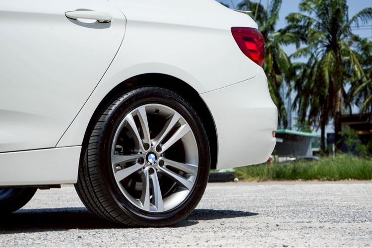 BMW Series 3 2017 320d Sedan ดีเซล ไม่ติดแก๊ส เกียร์อัตโนมัติ ขาว รูปที่ 2