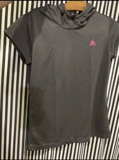 เสื้อpoloมีฮู้ด ใส่เล่นกีฬา ได้ทุกแบบ ได้ เนื้อผ้า ระบาย กันร้อน กันแดดกันเหงื่อได้ดี ยี่ห้อ le coq sporttifแท้ รูปที่ 2