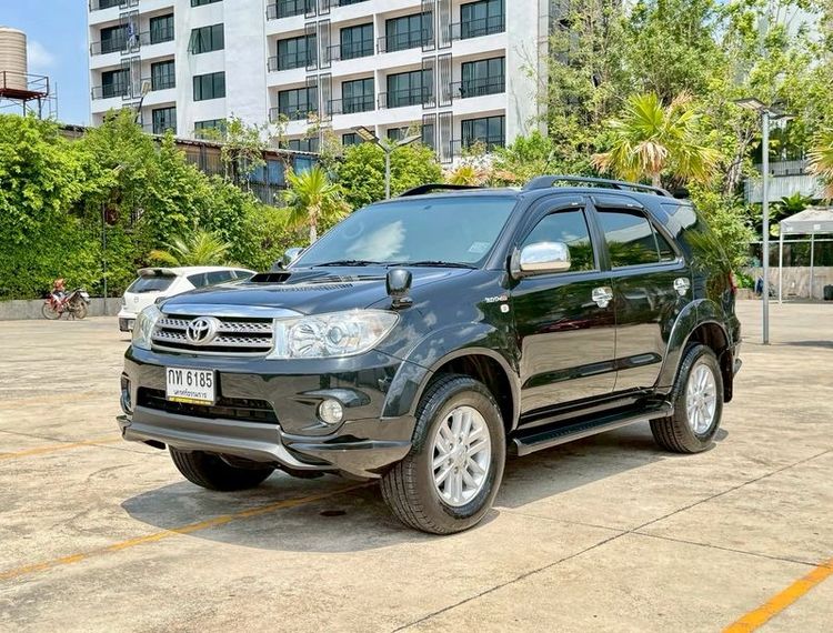 รถ Toyota Fortuner 3.0 V สี ดำ