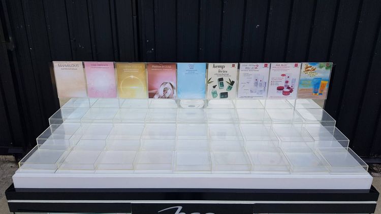 ตู้โชว์กระจก ตู้โชว์เครื่องสำอางไม้ 2 บานเปิดกระจก 3 บานเปิดไม้ สีดำ รูปที่ 9